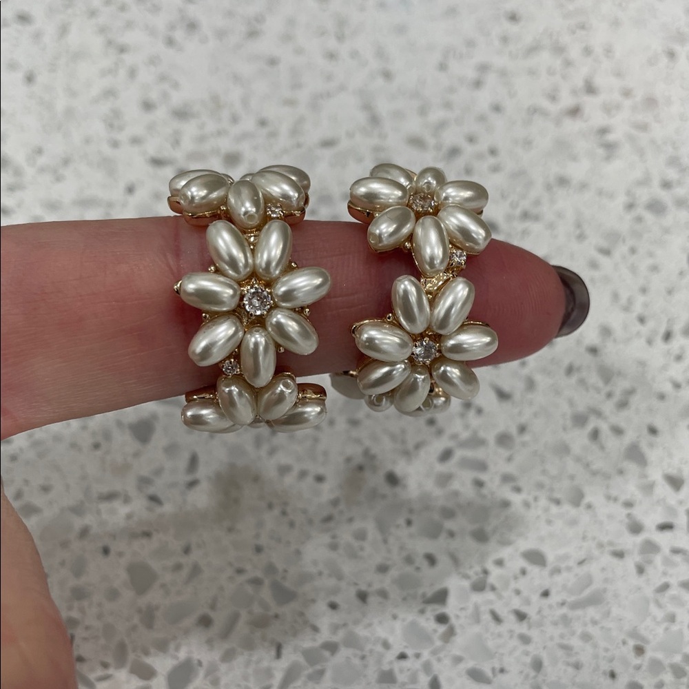 House of Harlow 1960 Pearl Flower Earrings - Picture 2 of 6